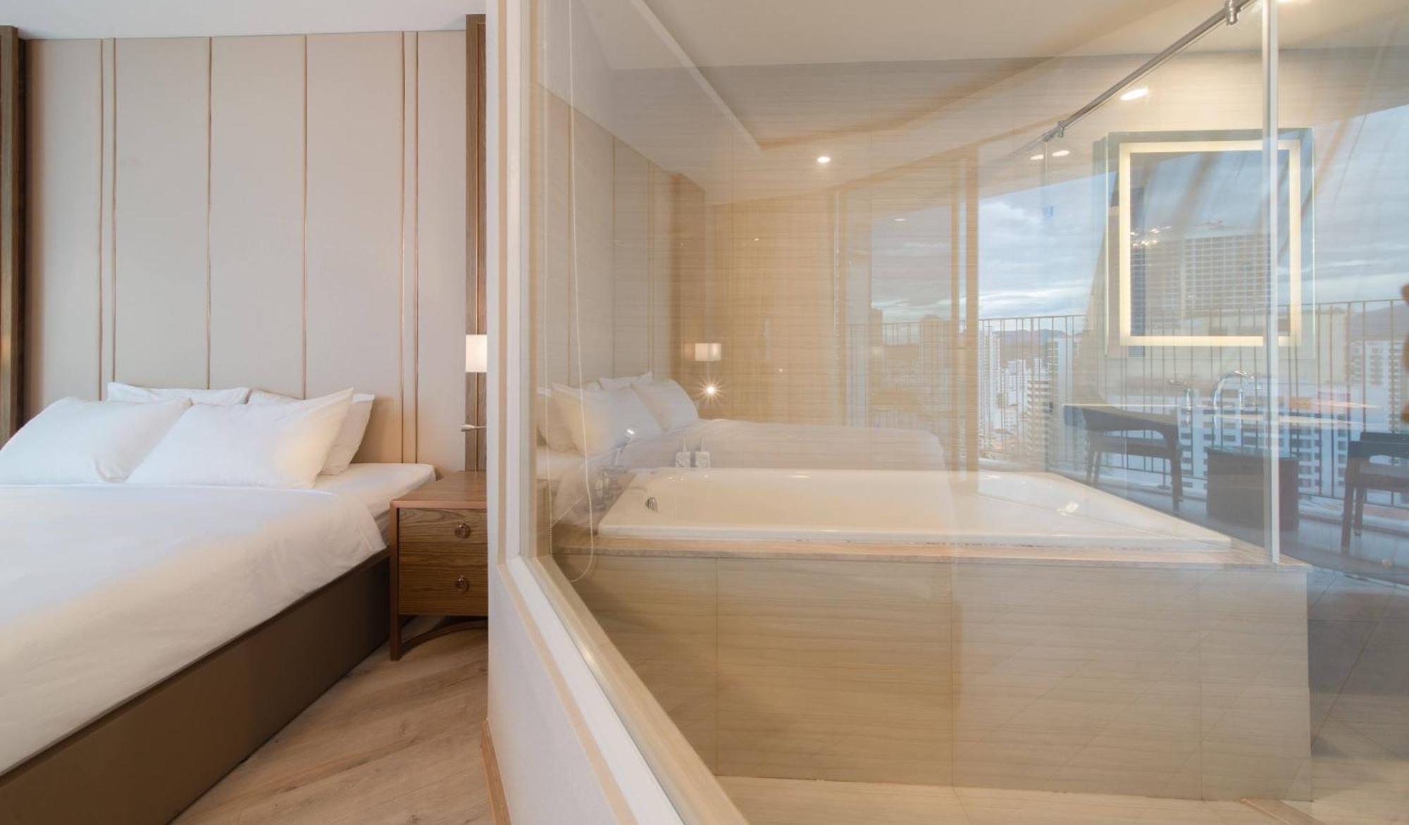 Coastal Panorama Oceanfront Suites Нячанг Екстер'єр фото