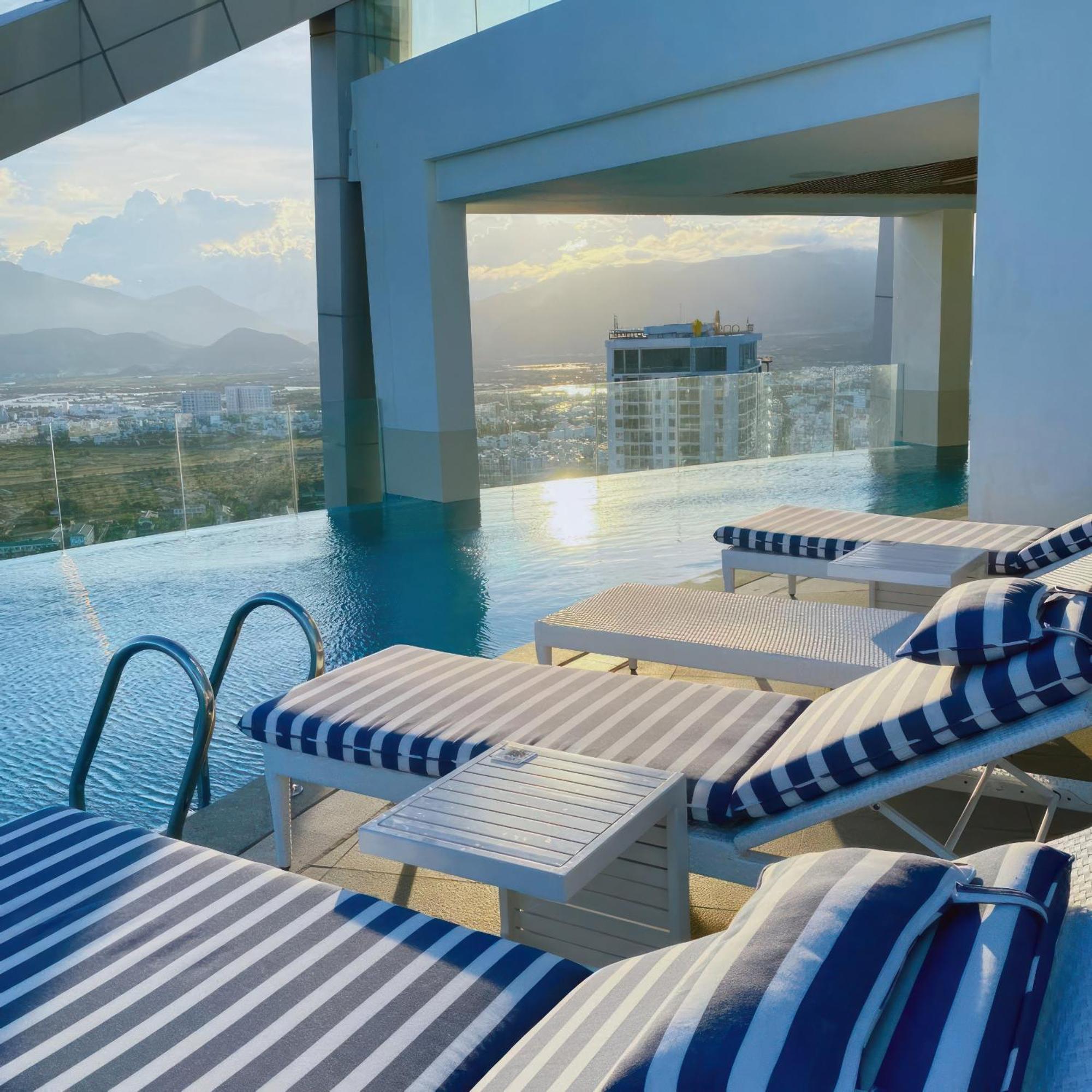 Coastal Panorama Oceanfront Suites Нячанг Екстер'єр фото