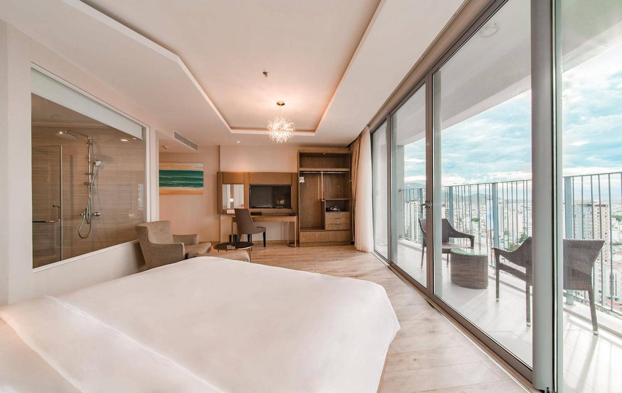 Coastal Panorama Oceanfront Suites Нячанг Екстер'єр фото
