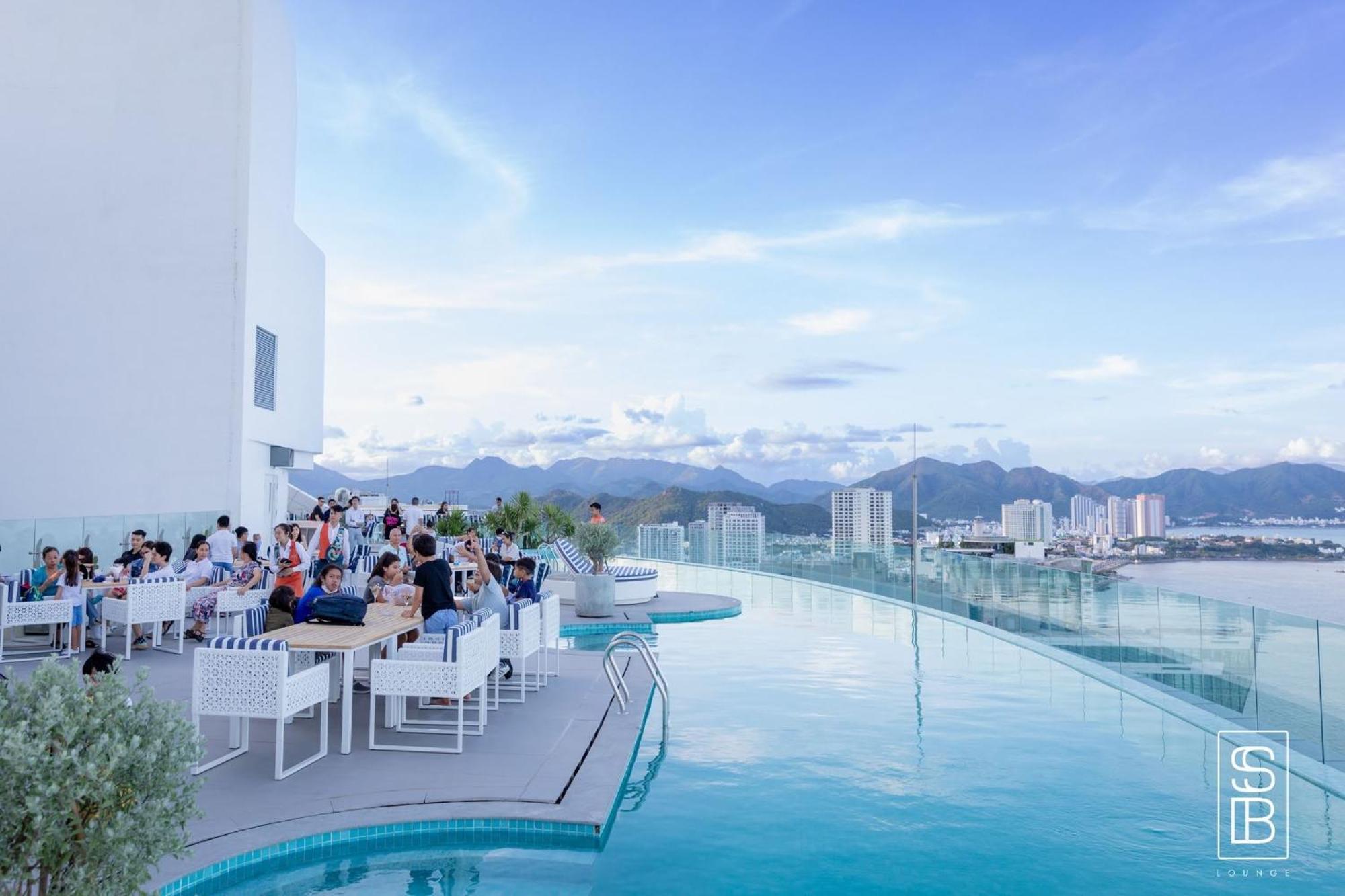 Coastal Panorama Oceanfront Suites Нячанг Екстер'єр фото