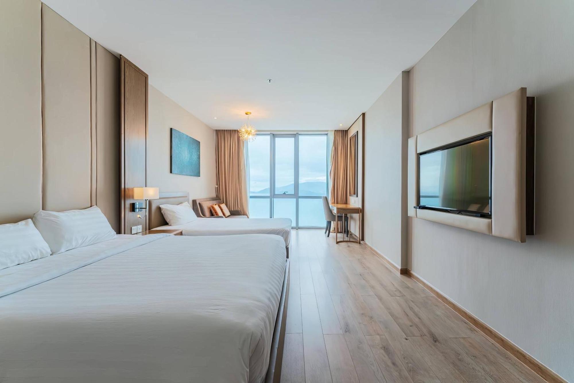 Coastal Panorama Oceanfront Suites Нячанг Екстер'єр фото