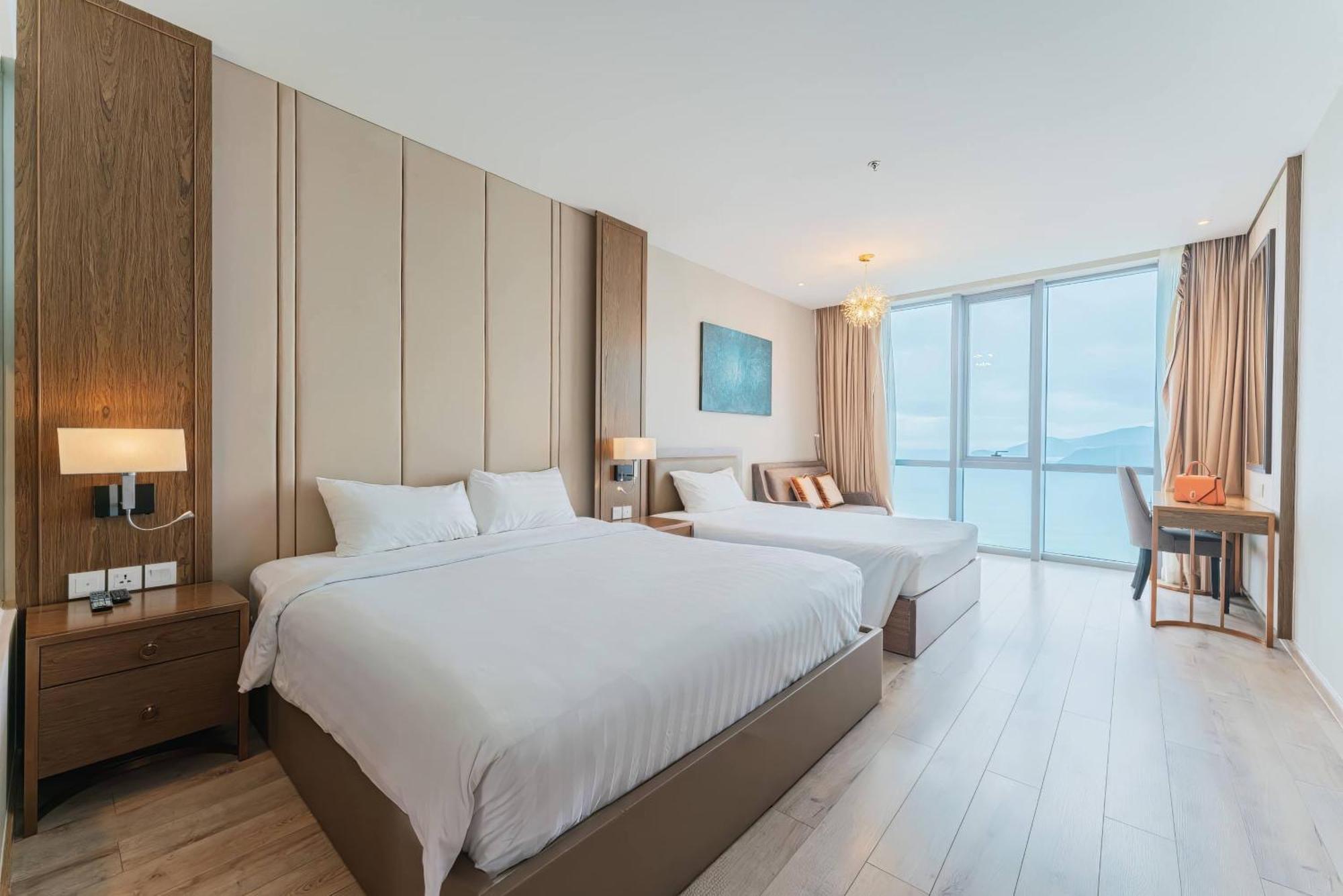 Coastal Panorama Oceanfront Suites Нячанг Екстер'єр фото
