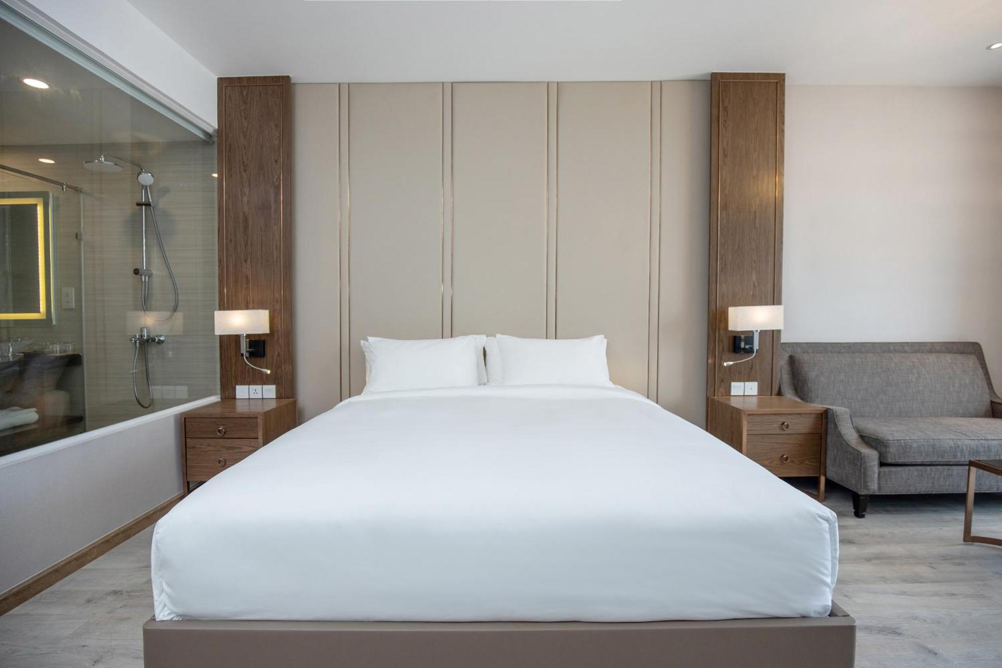 Coastal Panorama Oceanfront Suites Нячанг Екстер'єр фото