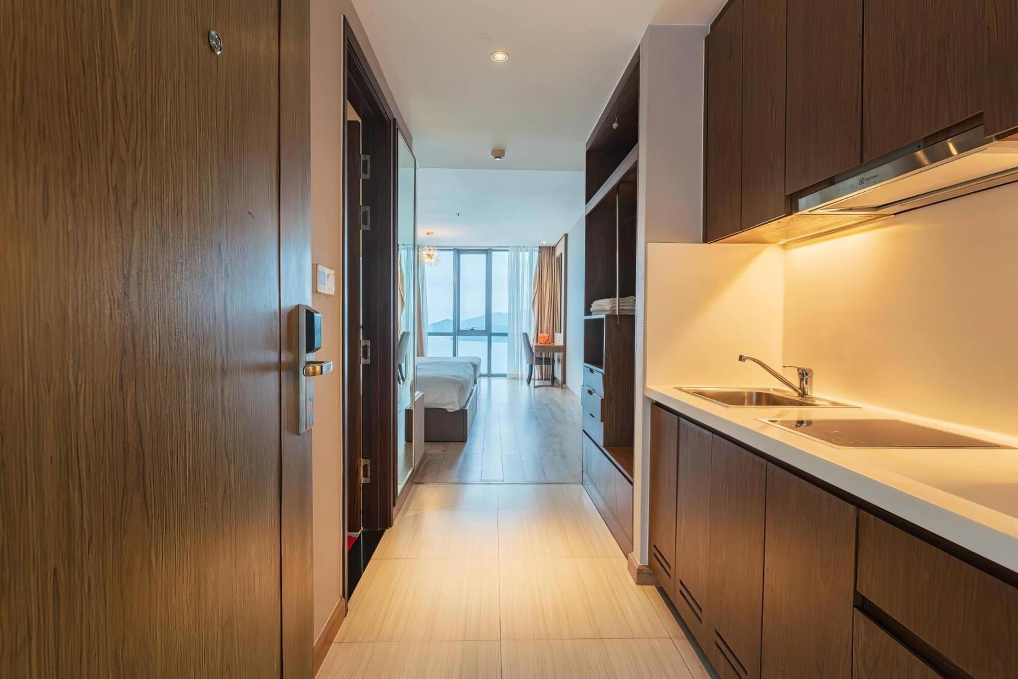 Coastal Panorama Oceanfront Suites Нячанг Екстер'єр фото