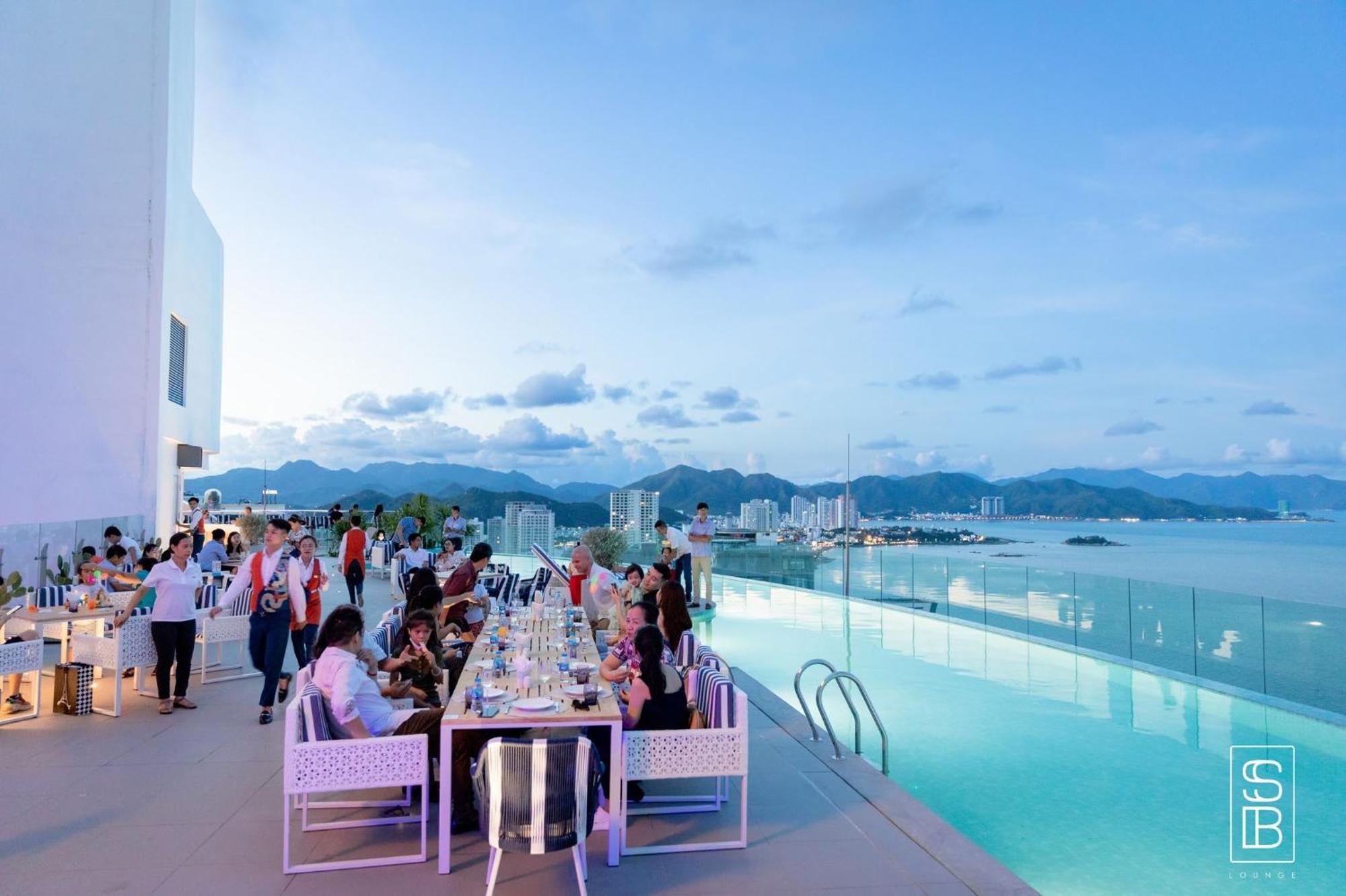 Coastal Panorama Oceanfront Suites Нячанг Екстер'єр фото
