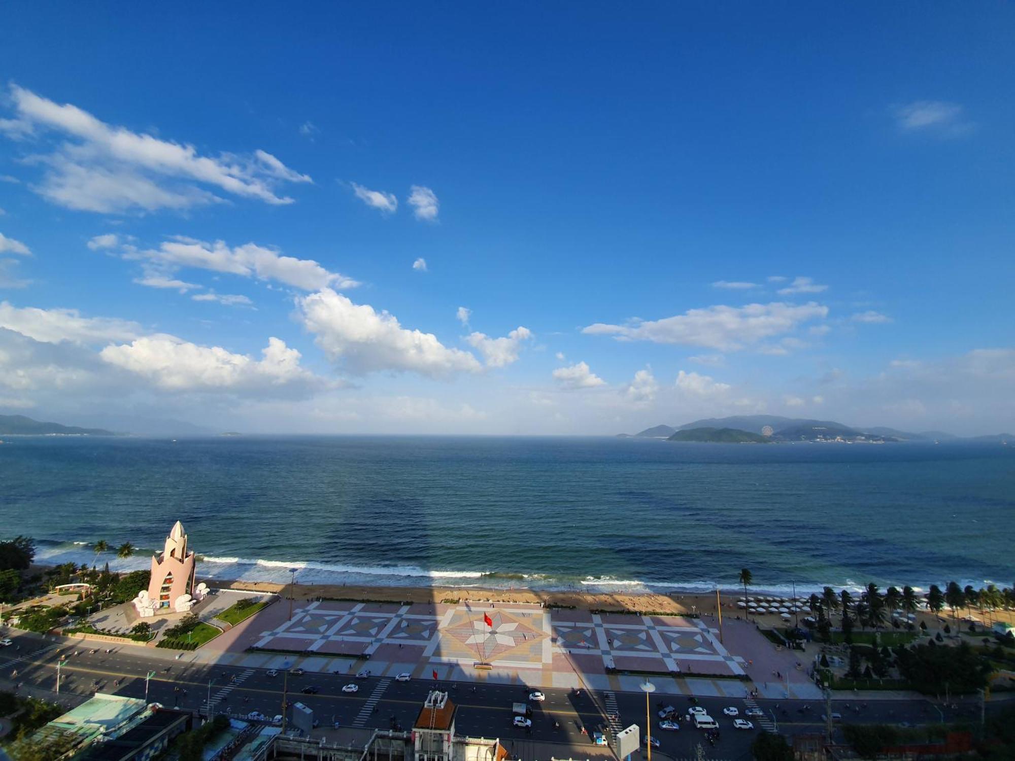 Coastal Panorama Oceanfront Suites Нячанг Екстер'єр фото