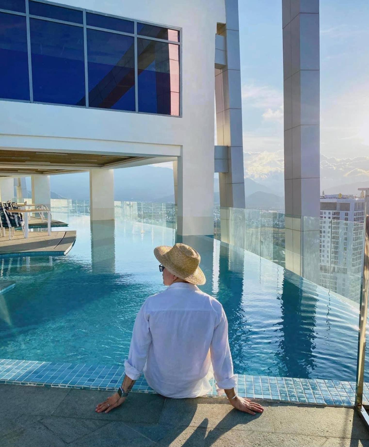 Coastal Panorama Oceanfront Suites Нячанг Екстер'єр фото