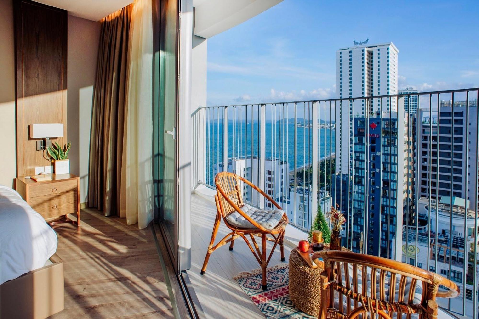 Coastal Panorama Oceanfront Suites Нячанг Екстер'єр фото