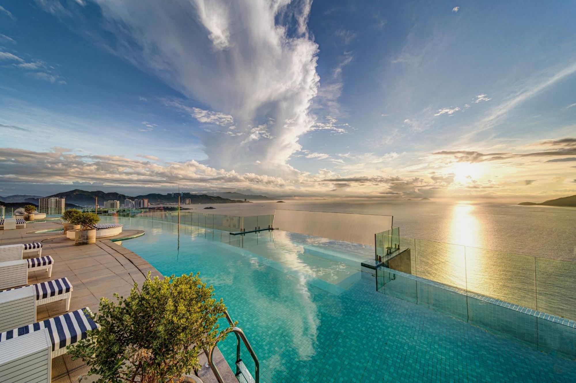 Coastal Panorama Oceanfront Suites Нячанг Екстер'єр фото